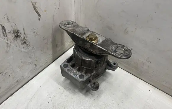 Ford Mondeo Mk III Engine mount bracket HL838F1