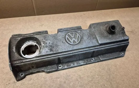Volkswagen Golf II Rocker cam cover 037103475D