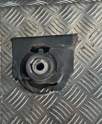 Toyota Avensis T270 Engine mount bracket AVB7590