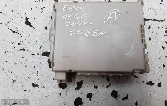 Toyota Aygo AB40 Fuse module 827300H030A