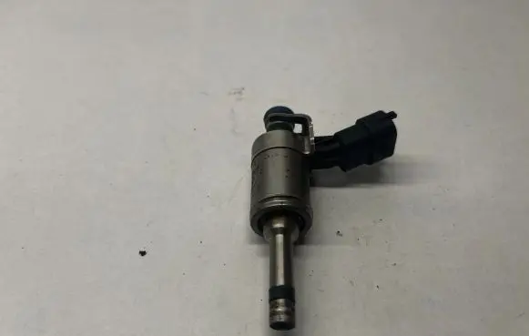 Audi A4 S4 B9 8W Fuel injector 0261500