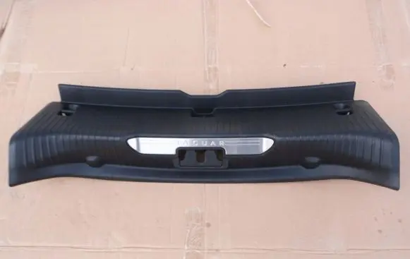 Trunk/boot sill cover protection