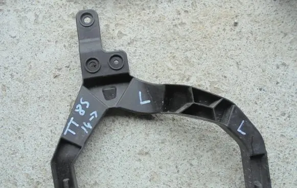 Audi TT TTS RS Mk3 8S Fender mounting bracket 8S0807329B