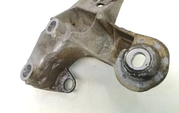 Volkswagen PASSAT B5.5 Engine mounting bracket 8E0199351
