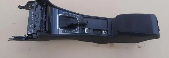 Volkswagen Golf VII Center console