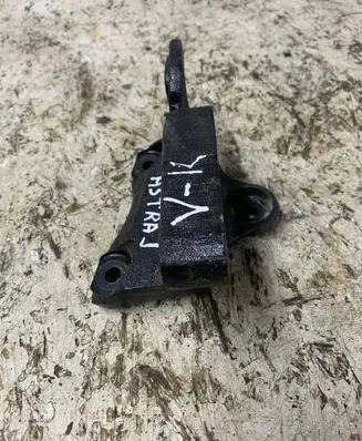 Opel Astra J Engine mounting bracket