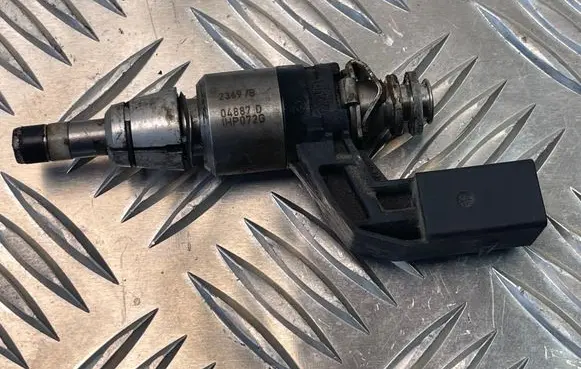 Volkswagen PASSAT B6 Fuel injector 03C906036J