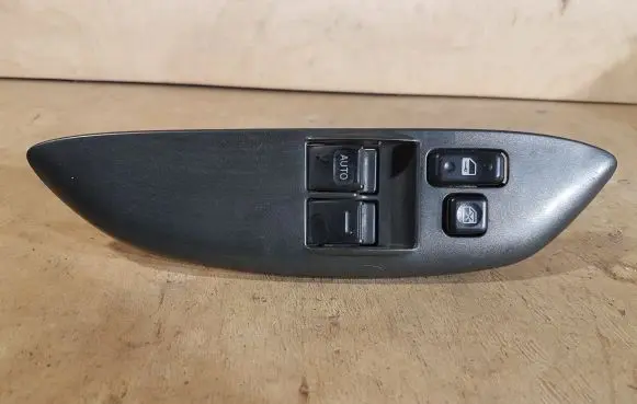 Toyota Yaris Electric window control switch