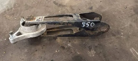 Volvo 850 Engine mount bracket