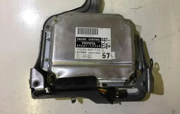 Toyota Corolla E120 E130 Engine control unit/module 8966113250