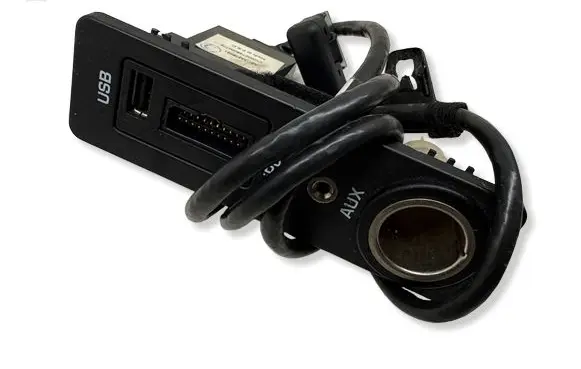 Jaguar XF X250 USB socket connector 8X2319C166AB 122007 A2C53252704