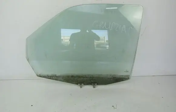 Mercedes-Benz Vito Viano W638 Front door window glass four-door 