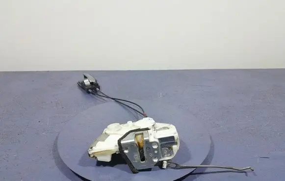 Suzuki Swift I Front door lock 