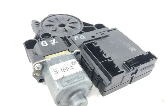 Volkswagen PASSAT B7 Front door window regulator motor 3AA959702A