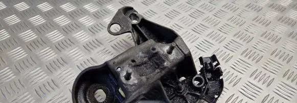 Volkswagen PASSAT B5.5 Engine mounting bracket 8E0199352
