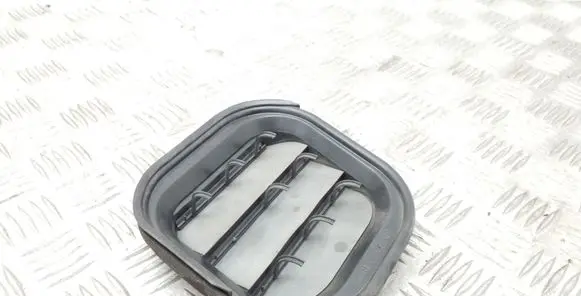 Quarter panel pressure vent