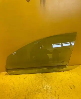 Volvo V50 Front door window glass four-door E243R001106