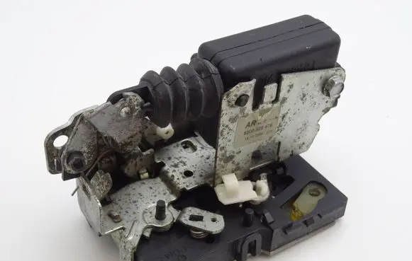 Dacia Logan I Rear door lock 8200928479
