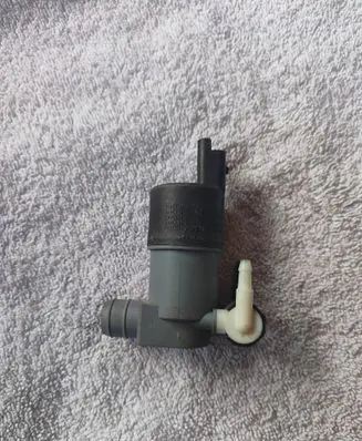 Nissan Qashqai+2 Windscreen/windshield washer pump 28920BU010