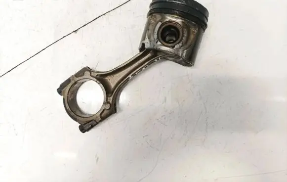 Toyota Avensis T250 Piston with connecting rod