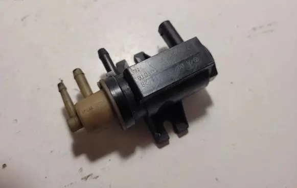 Mercedes-Benz E W212 Vacuum valve A0071531428 10T018 70078203