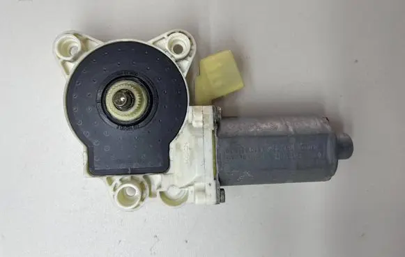 Mercedes-Benz E W211 Front door window regulator motor A2118202942 0130821970