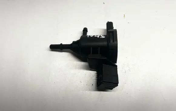 Mercedes-Benz CLS C218 X218 Engine mount vacuum valve A0014760532