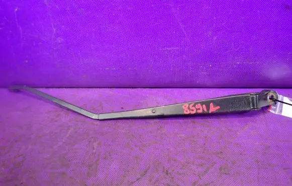 Suzuki Swift I Front wiper blade arm