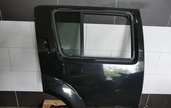 Nissan Pathfinder R51 Rear door