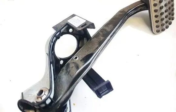 Accelerator throttle pedal