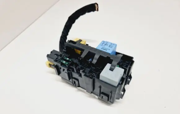 Peugeot 308 Fuse module 9806192580