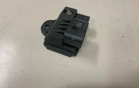BMW 5 F10 F11 Glow plug pre-heat relay 857008702 120220 0522120103