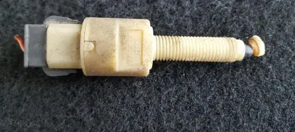 Volkswagen PASSAT B5 Brake pedal sensor switch 4A0945515A