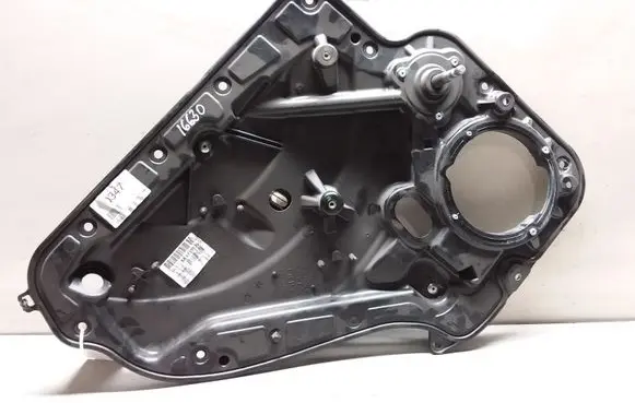Rear door manual window regulator