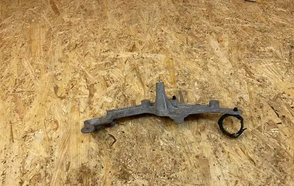 Engine mounting bracket