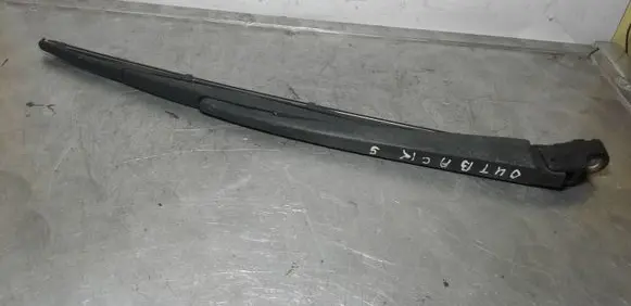 Rear wiper blade arm
