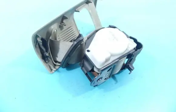 Middle seatbelt (rear)