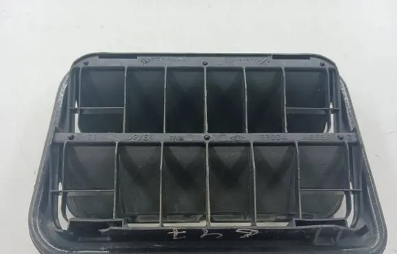 Renault Kadjar Quarter panel pressure vent 7700838358