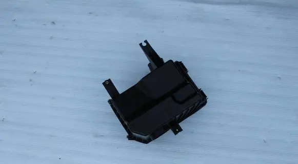 Suzuki Kizashi Air filter box cover 13700-57L00