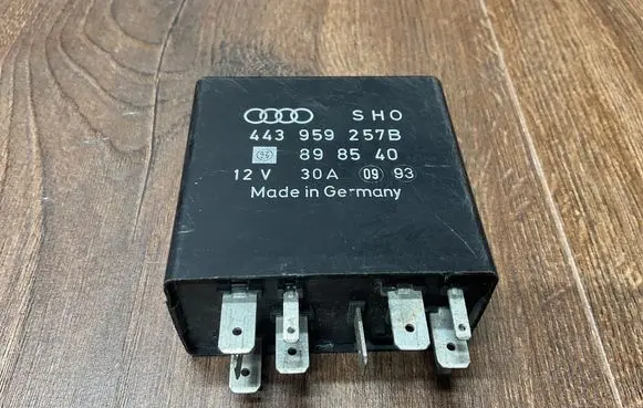 Audi 100 S4 C4 Coolant fan relay 443959257B