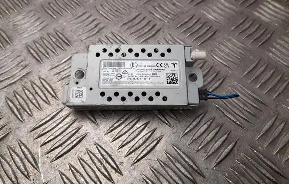 Tesla Model Y Aerial antenna amplifier 185282100E