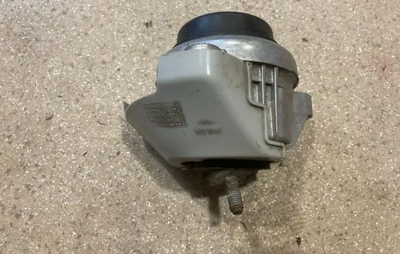 Engine mount bracket