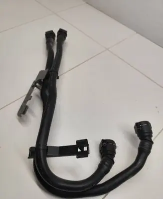 Engine coolant pipe/hose