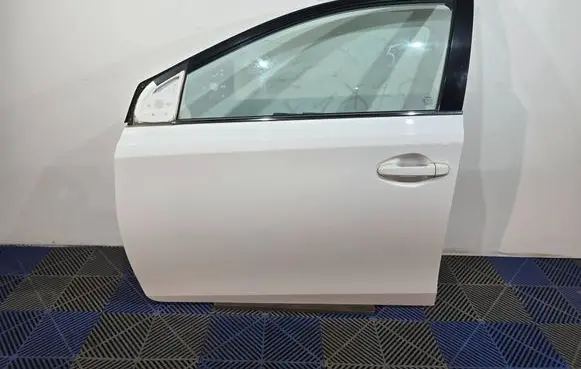 Toyota Auris E180 Front door 