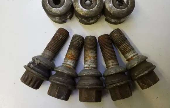 Volkswagen Touareg I Nuts/bolts OEM