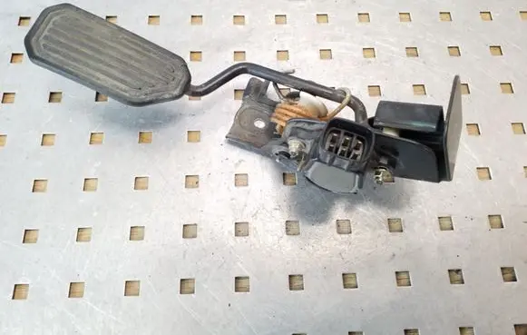 Toyota Avensis T250 Accelerator pedal position sensor 8928152011 1983003031