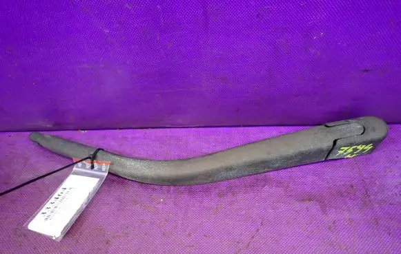 Rear wiper blade arm