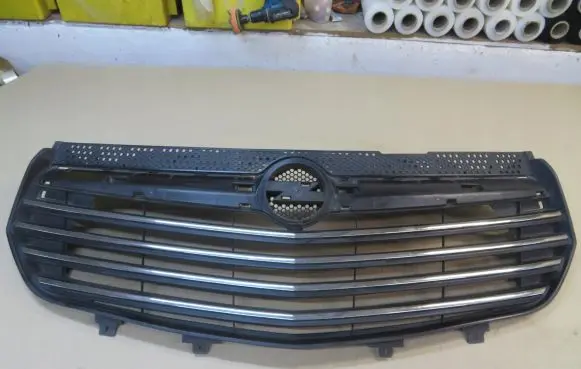 Opel Vivaro Front bumper upper radiator grill 623105615R
