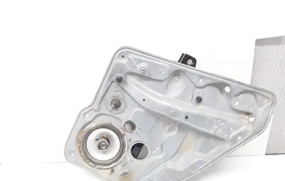 Rear door manual window regulator