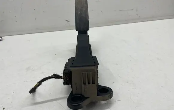 Mercedes-Benz ML W164 Accelerator throttle pedal A1643000104